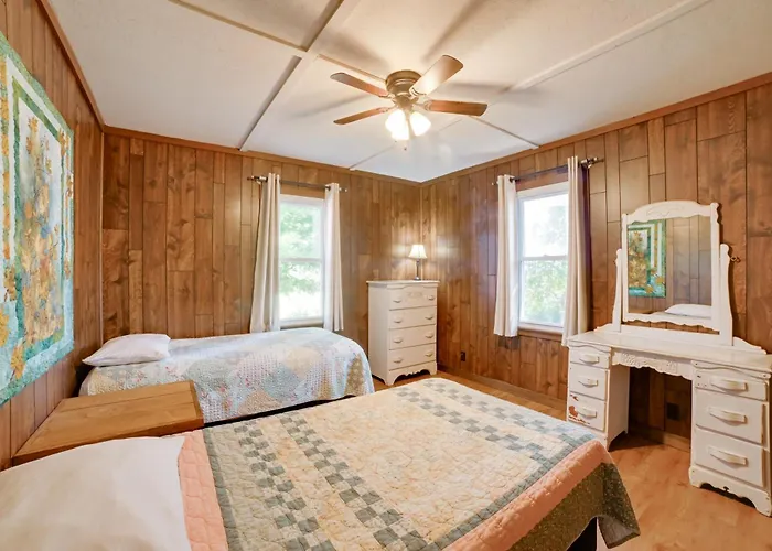 Hébergement de vacances Garden Of The Gods Retreat W/ Hot Tub & Fire Pit Elizabethtown
